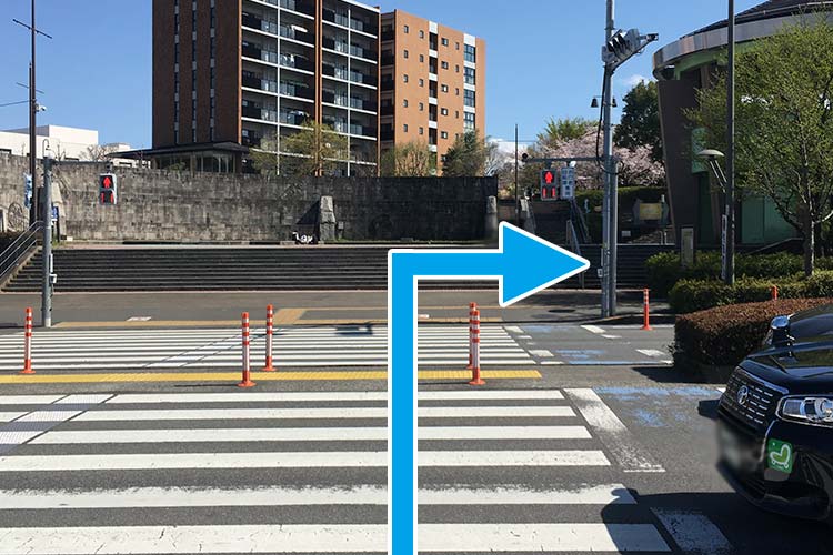 3. 横断歩道を渡り右折します